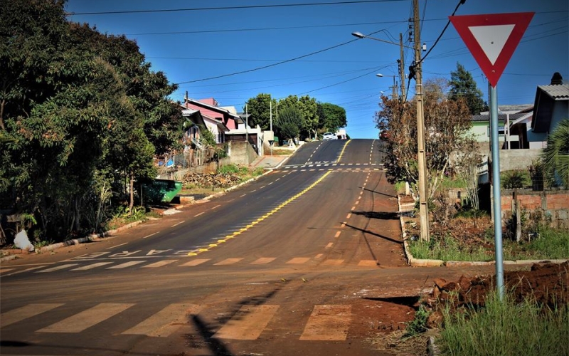 Prefeitura Municipal realizou, na Rua Sete, a instalação do chamado “tachão” e faixas elevadas