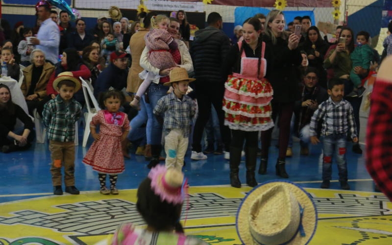 COMIDAS E BEBIDAS TÍPICAS E A TRADICIONAL QUADRILHA FIZERAM PARTE DA FESTA JULINA 2019