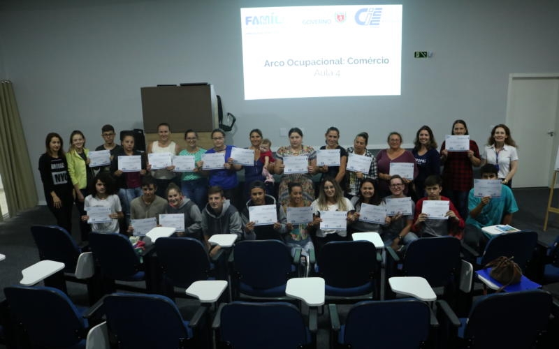 ALUNOS RECEBEM CERTIFICADO DO CURSO comércio e serviços