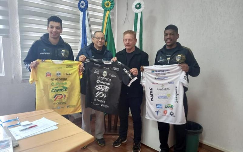 Diretores da AAEMA estiveram no gabinete do prefeito Mario apresentando a nova camisa do time e o prefeito também  receb
