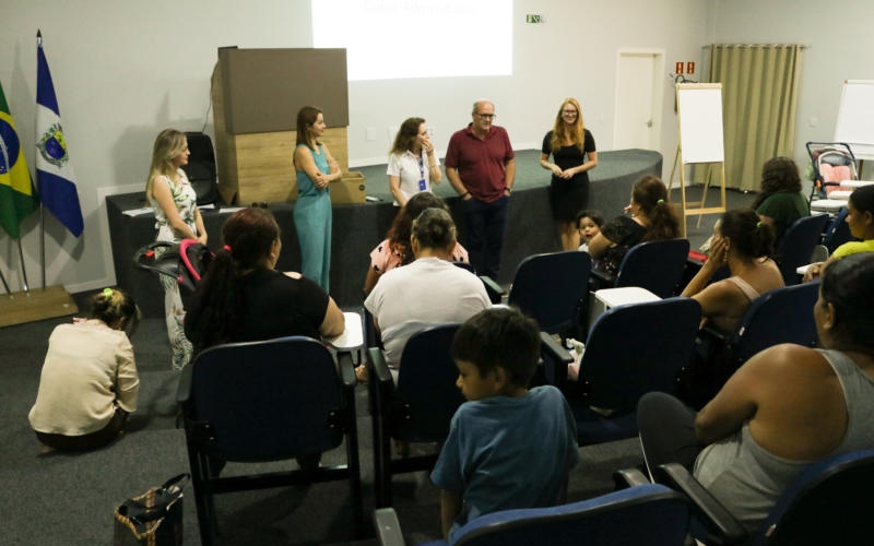 Alunos recebem certificado do primeiro módulo do Curso Serviços Administrativos