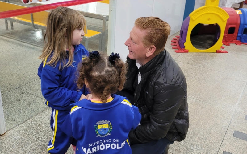 UNIFORMES ESCOLARES FORAM ENTREGUES A TODOS OS ALUNOS DA REDE MUNICIPAL DE ENSINO