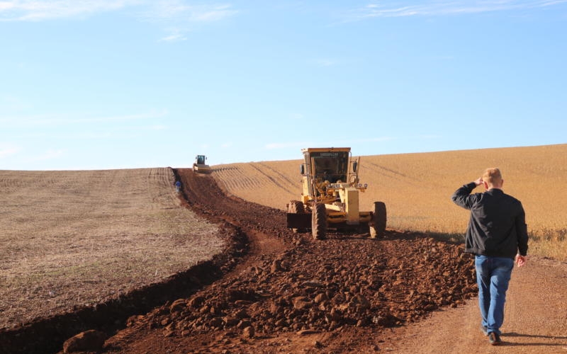 Comunidade do Carmo recebe melhorias nas estradas rurais.