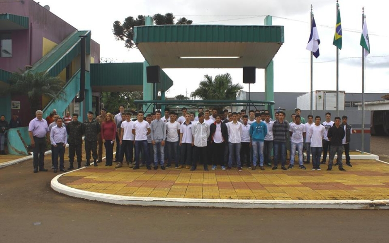 JOVENS DE MARIÓPOLIS RECEBEM CDI (Certificado de Dispensa de Incorporação)