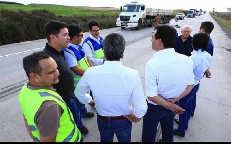 Na noite de ontem (28) o prefeito Mario, vice-prefeita Solange, vereador Edimilson Bogoni e o Diretor de Viação, Obras e