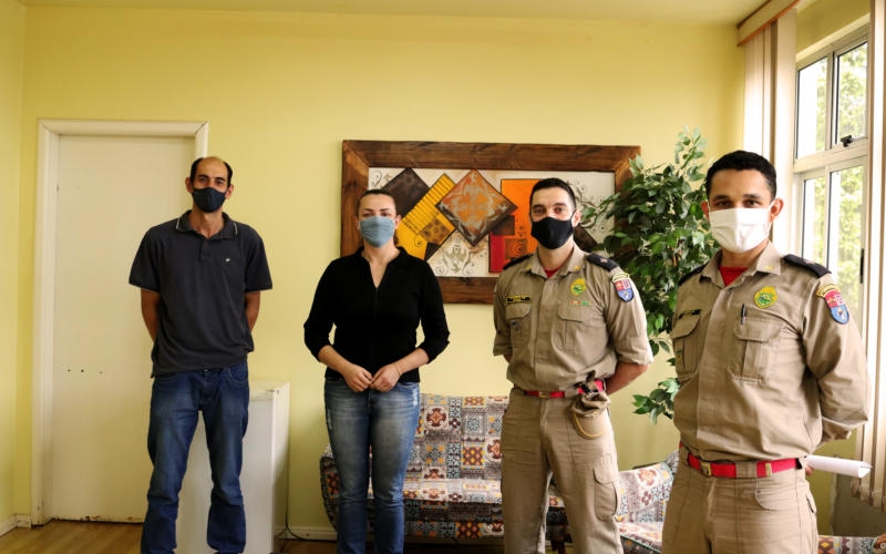 Representantes do Corpo de Bombeiros de Pato Branco esclarecem sobre Alvará de Funcionamento e Licença dos Bombeiros.