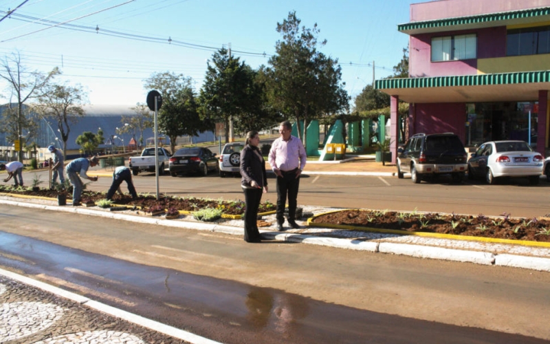 Obra de revitalização dos canteiros da Praça Central é iniciada