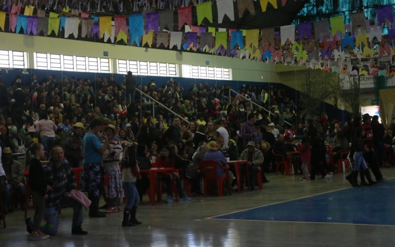 COMIDAS E BEBIDAS TÍPICAS E A TRADICIONAL QUADRILHA FIZERAM PARTE DA FESTA JUNINA 2018