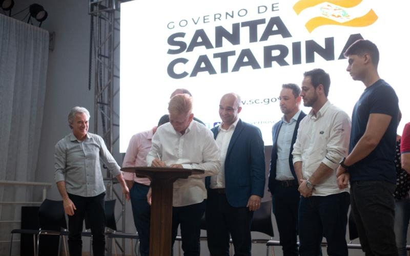 PREFEITO MARIO PAULEK PARTICIPOU DA ASSINATURA DA ORDEM DE SERVIÇO PARA A CONSTRUÇÃO DO ASFALTO EM SÃO DOMINGOS/SC
